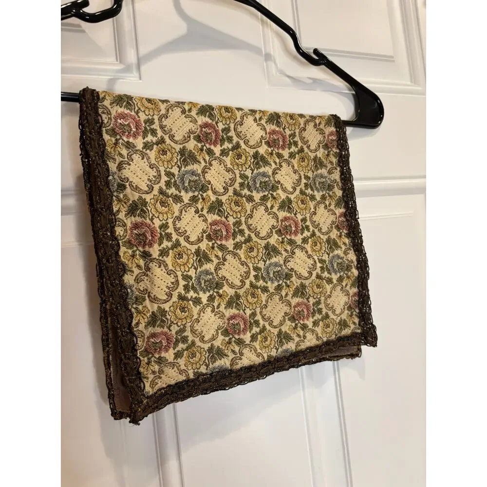 Vintage Table Runner – Classic Collected Look